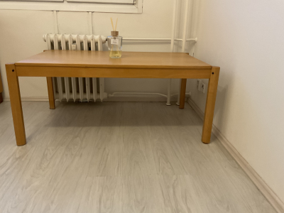 Velký dřevěný konferenční stolek