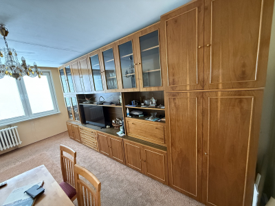 Daruji obyvaci stěnu a dvě skříně