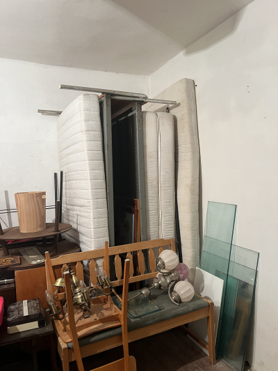 Matrace, válendy, peřiňáky, kredenc