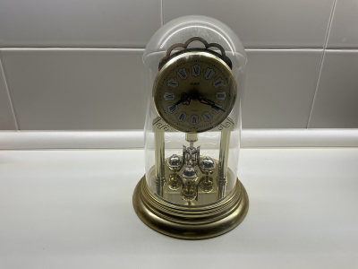 Hodiny k dekoraci - nefunkční vytekla baterie