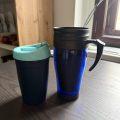 Termohrnek a plastový hrnek