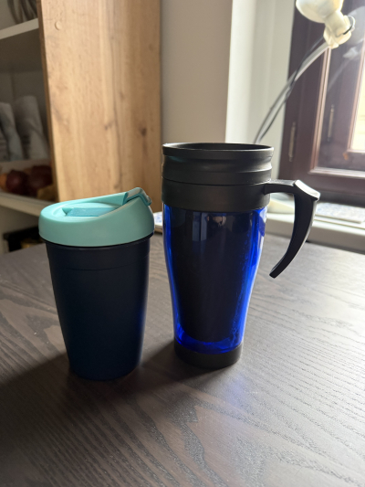 Termohrnek a plastový hrnek