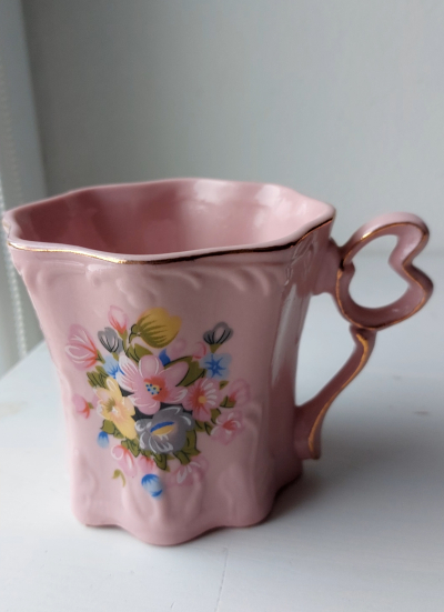 Růžový porcelánový hrnek