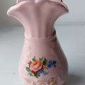 Růžová porcelánová vázička