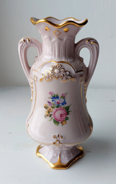 Růžová porcelánová amfora