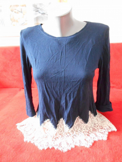 Tmavě modré triko s krajkou vel. 40