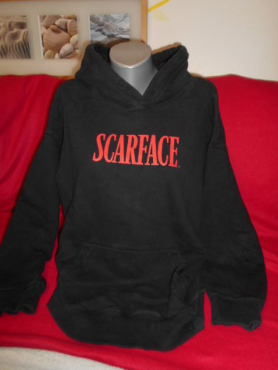 Mikina černá s kapucí a obrázkem na zádech,