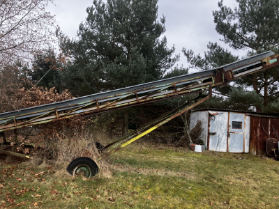 Starý nefunkční pásový dopravník