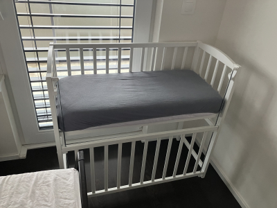 Dětská postýlka se stahovací bočnicí a matrací