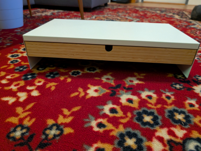 Stojan na monitor se zásuvkou IKEA