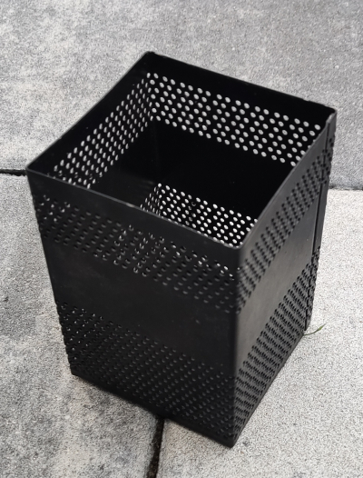 Plechový stojánek na  psací potřeby a nebo na trhací papírky