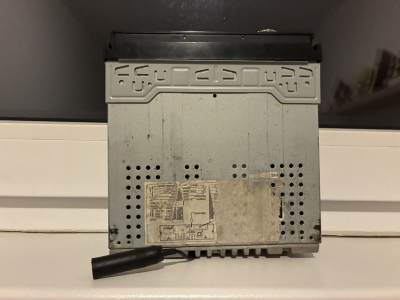 Autorádio s prasklým displejem