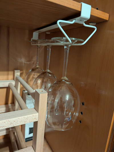 Věšák na vinné sklenice