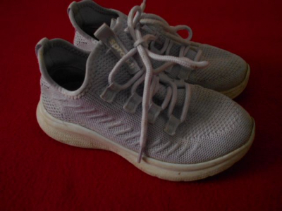 Sportovní boty dětské barva lila.