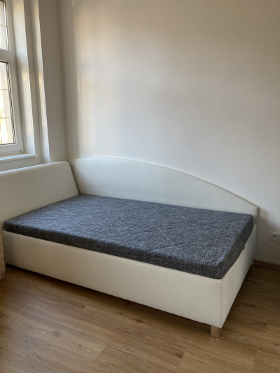 válenda; peřiňák, křeslo, stojací lampa