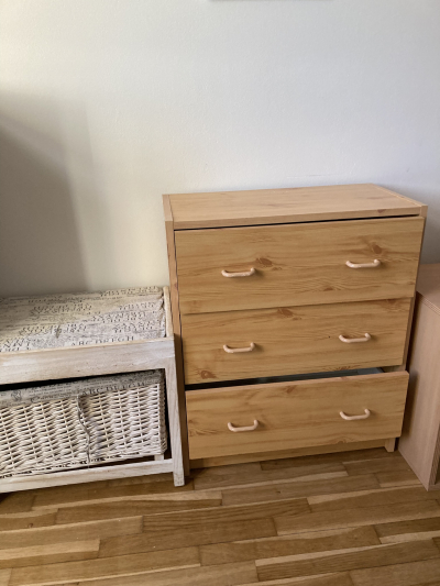 komoda třízás.; komoda malá; stolička do sprchy; větrák