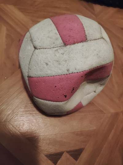 Starší volejbalový míč