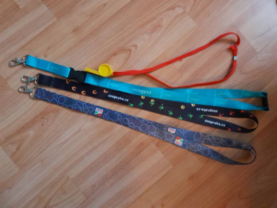 3 klíčenky + píšťalka plastová