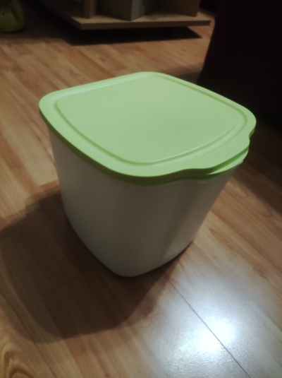 Plastovou dózu s poklopem