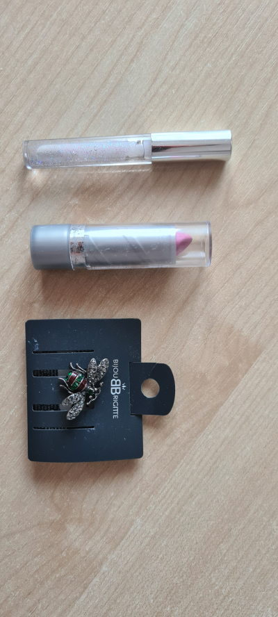 Šminky- rtěnka, lesk na rty, šperk " moucha"