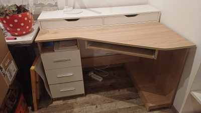 Menší psací stůl