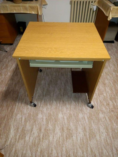 Stolek na kolečkách (nejen) na počítač