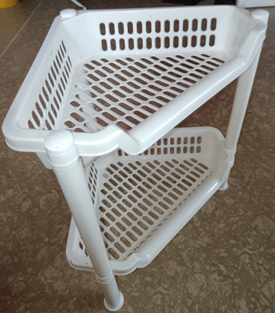 Plastová rohová polička