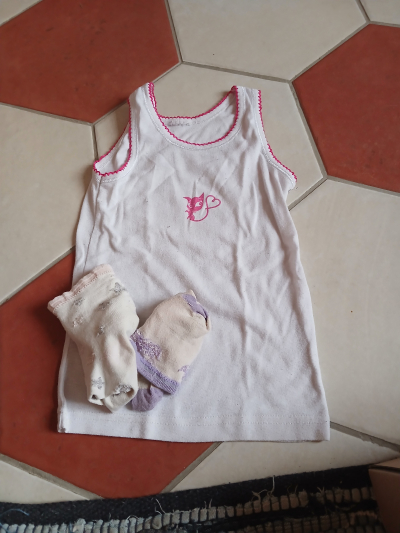 Dívčí tílko a ponožky