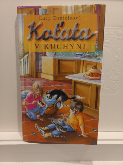 Knížka koťata v kuchyni