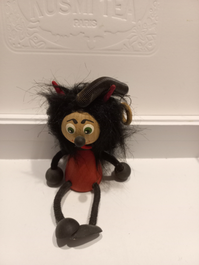 Figurka čerta na pero