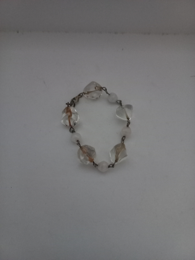 Náramek z bílých korálků