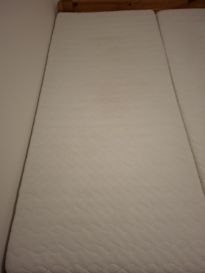 Zdarma, za odvoz 2x penova matrace 90x200x17