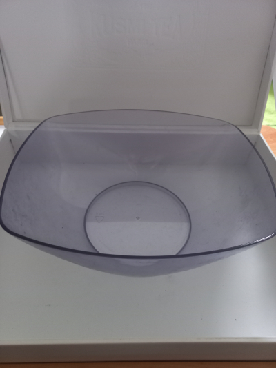 Miska z umělé hmoty