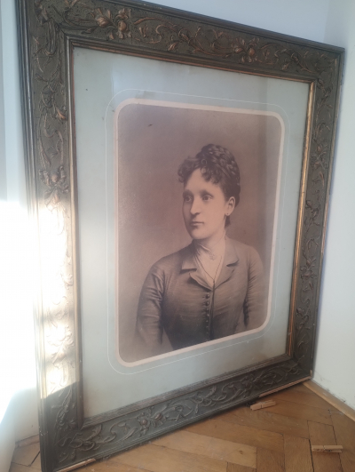 Fotografie ve starobylém rámu