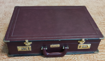 Krásný, používaný, ale velice zachovalý retro kufřík.