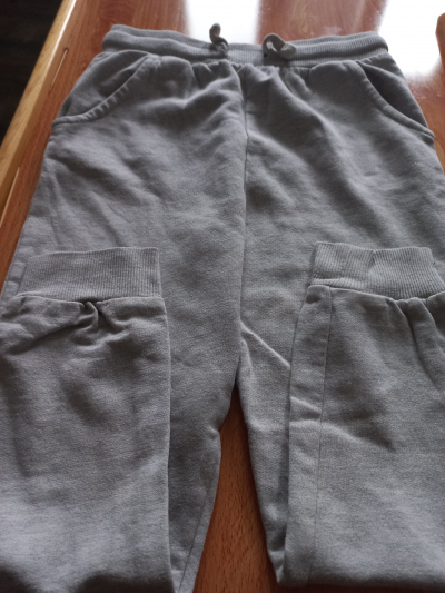 Dětské béžové tepláky vel.122