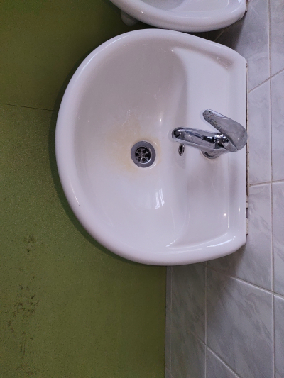 umyvadla, šatní skříňky, židličky atd.