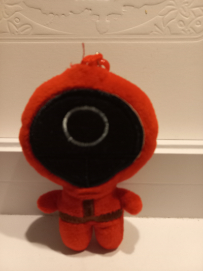 Červený plyšový panáček