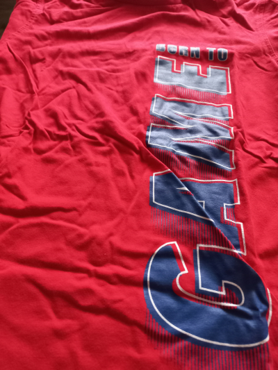 Červené tričko s potiskem velikost 12/13 let