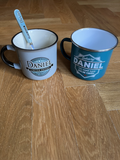 Hrnek a plecháček se jménem