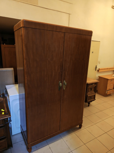 2 staré dřevěné skříně - velké