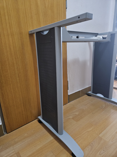 Nohy ke kancelářskému stolu