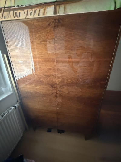 Skříň a rozkládací stůl