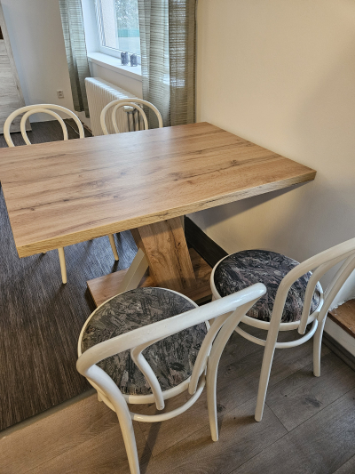 Jídelní stůl a židle