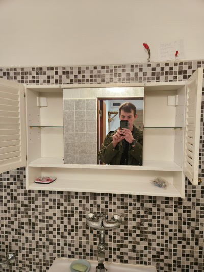 Koupelnová skříňka