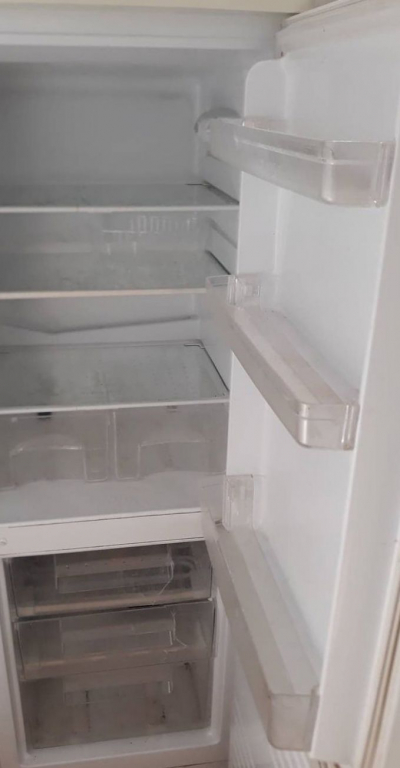 15 let stará funkční lednice Elektrolux