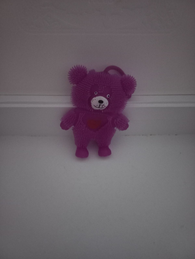 Fialový medvídek se srdcem a bliká