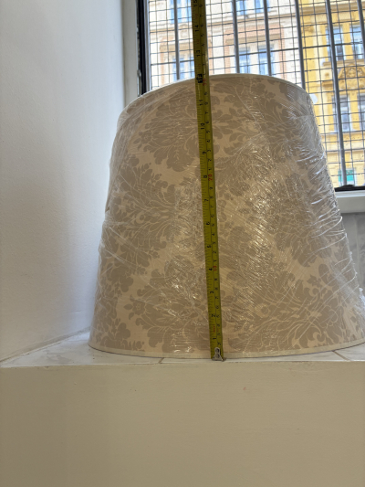 Béžové stínidlo s motivem damašku