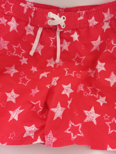 Kraťasy červené 7-8 let.