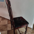 dřevěná židle s polstrováním